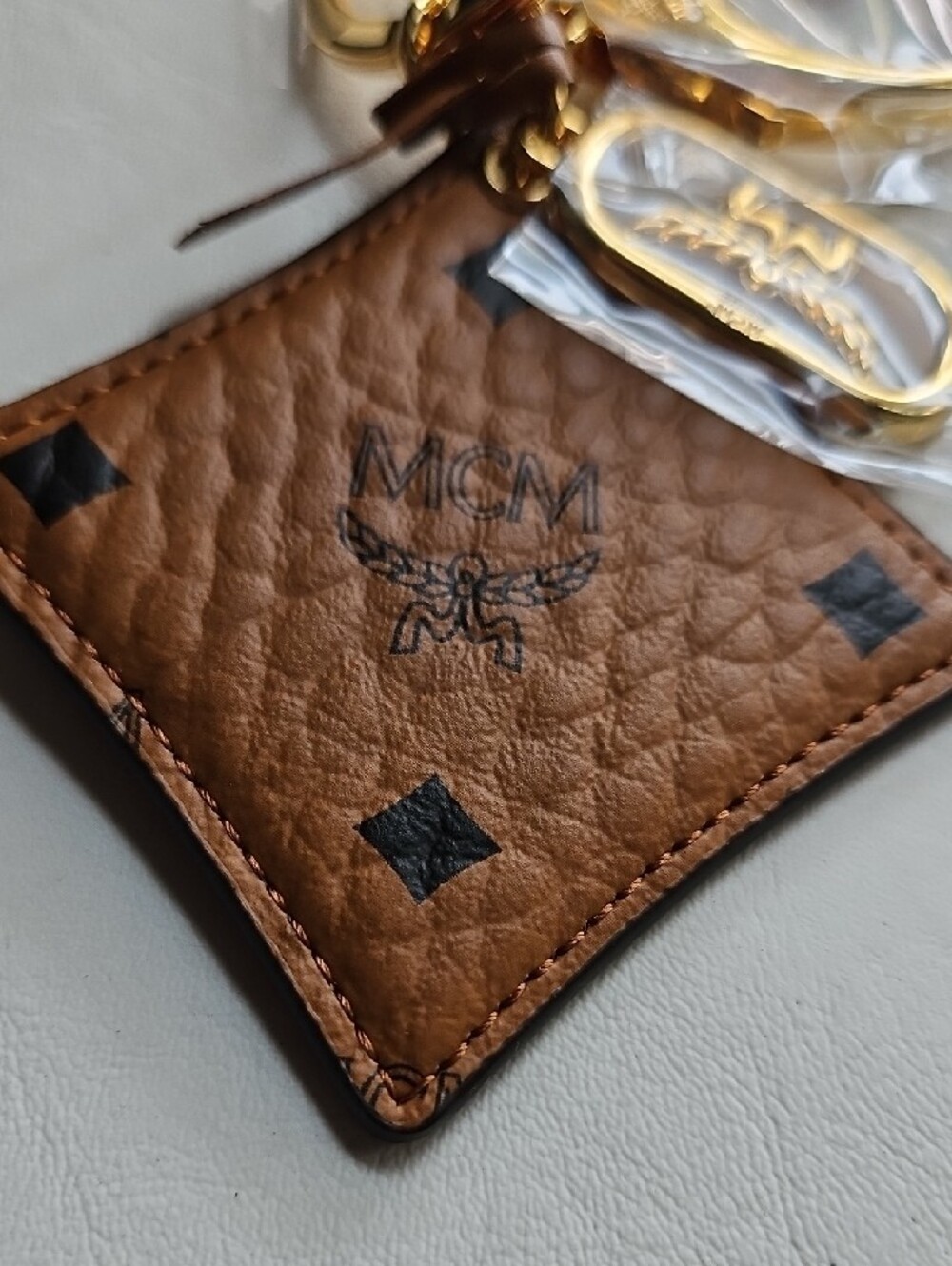 MCM BICOLOR DIAMOND KEY CHAIN - Picture 5 of 12
